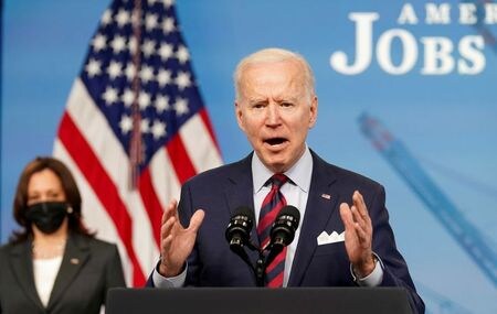 バイデン米大統領は９日、２０２２年度（２１年１０月─２２年９月）の予算教書の裁量的経費の内容を発表し、気候変動対策や保健、教育関連向けなどの予算増額を提案した。７日撮影（２０２１年　ロイター／Kevin Lamarque）