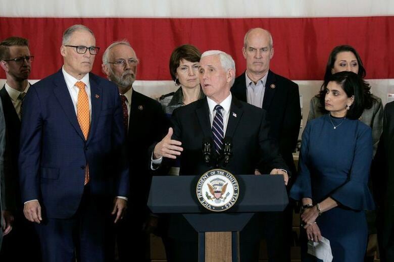 ペンス米副大統領（写真中央）は、米国で新型コロナウイルス感染がもっとも深刻とされるワシントン州を訪問し、連邦政府からの支援を表明するとともに、トランプ大統領の発言をめぐり大統領を擁護した。写真はワシントン州のキャンプ・マレーで5日撮影（2020年　ロイター／David Ryder）