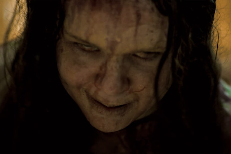 本作でも少女が悪魔に取り憑かれる　©UNIVERSAL STUDIOS. ALL RIGHTS RESERVED.