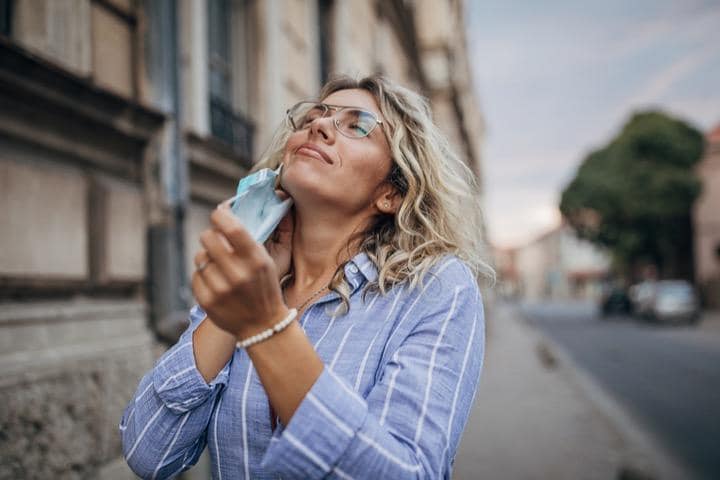 もう欧州の人たちは心置きなくマスクを外せるように　＊写真はイメージです　South_agency - iStockphoto