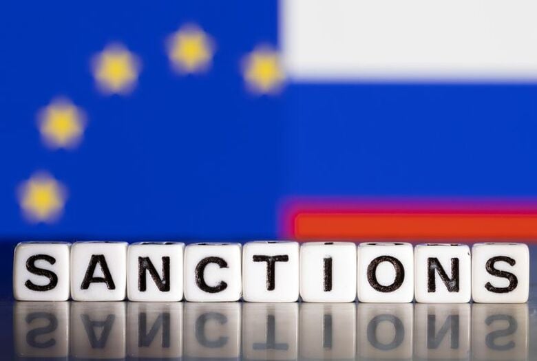写真はEUとロシアの国旗と制裁の文字。2022年2月に撮影。 REUTERS/Dado Ruvic