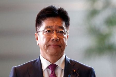 　７月２６日、 加藤勝信官房長官（写真）は記者会見で、ロシアのミシュスチン首相が同日、北方領土の択捉島を訪れたことに対し、外務省の森健良事務次官が同日午後、ガルージン駐日大使を呼び、抗議したと説明した。写真は２０１９年９月、都内で撮影（２０２１年　ロイター／Issei Kato）