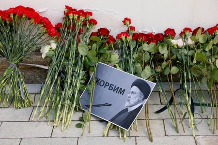 ５月２１日、ロシアのプーチン大統領は、ヘリコプター墜落事故で死去したイランのライシ大統領について、常に約束を守る信頼できるパートナーだったと称賛した。写真は２０日、モスクワのイラン大使館前に供えられた花（２０２４年　ロイター/Maxim Shemetov）