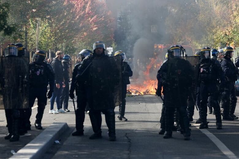写真はパリ近郊サンドニで、抗議活動に対応する機動隊。10月1日撮影。 REUTERS/Abdul Saboor