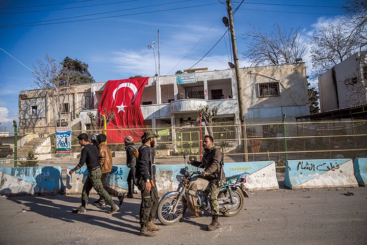 クルド人勢力から奪還した地区にトルコ国旗が掲げられる（3月15日、シリア北部アフリン）　Hali Fidan-Anadolu Agency/GETTY IMAGES