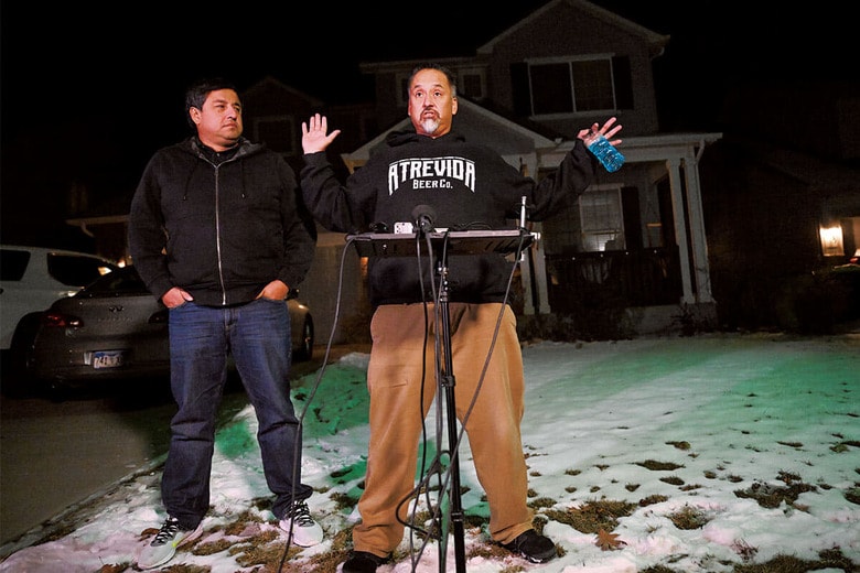 自宅前で事件当時の様子を記者に語るフィエロ（11月21日）　HELEN H. RICHRDSONｰMEDIANEWS GROUPｰTHE DENVER POST/GETTY IMAGES