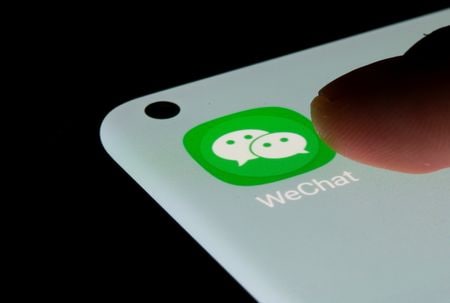 中国のソーシャルメディア大手の微信（ウィーチャット）や新浪微博（ウェイボ）などは３１日、５０万人を超えるフォロワーを持つ「セルフメディア」（自媒体）と呼ばれる独立系ニュースアカウントに対して実名情報の表示を求めると発表した。２０２１年７月撮影（２０２３年　ロイター/Dado Ruvic/Illustration/File photo）