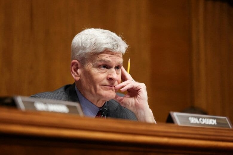米南部ルイジアナ州で16日に行われた共和党の連邦上院予備選で敗北した、現職のビル・カシディ議員。2月25日、ワシントンで撮影。REUTERS/Kylie Cooper/File Photo