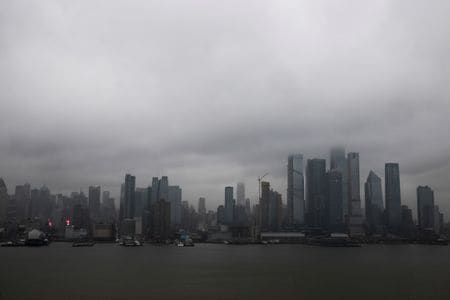 ニューヨーク連銀が１５日に発表した８月のニューヨーク州製造業業況指数はマイナス３１．３と、前月から４２．４ポイント低下した。新規受注と出荷が急低下したことで、予想のプラス５．０を大きく下回った。（２０２２年　ロイター／Eduardo Munoz）