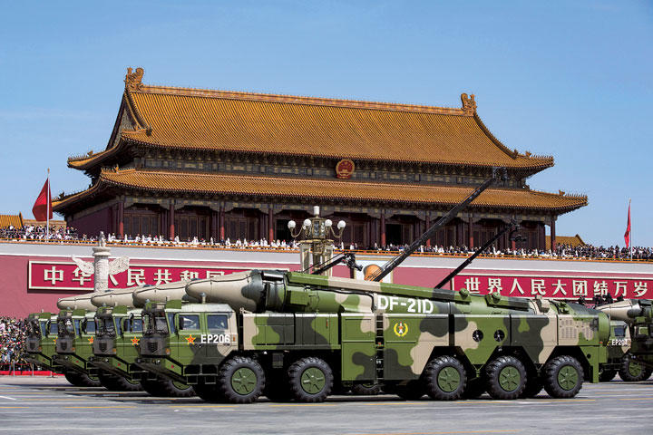 第2次大戦終結70周年の軍事パレードに登場した「空母キラー」こと東風21（中国・北京）　Andy Wong-Pool-REUTERS