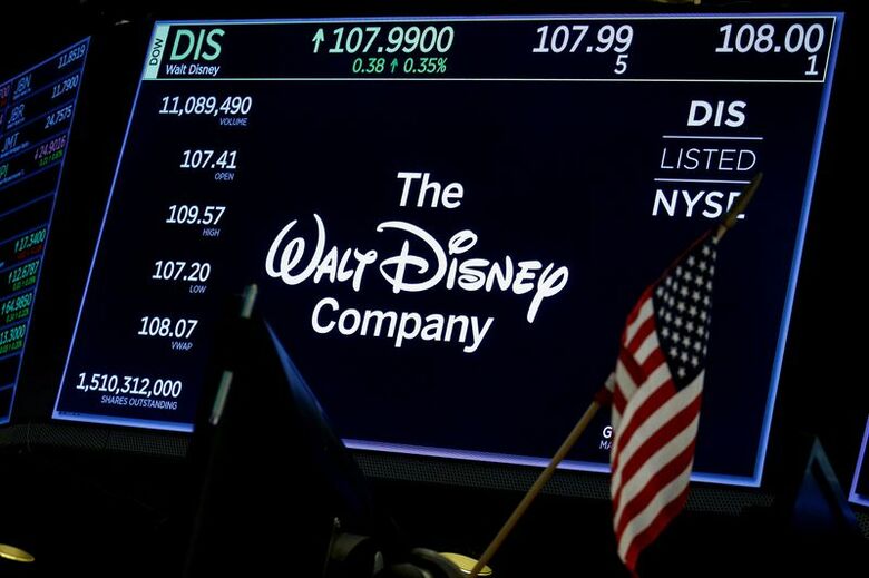 写真はウォルト・ディズニーのロゴが表示されたスクリーン。2017年12月、ニューヨーク証券取引所で撮影。REUTERS/Brendan McDermid