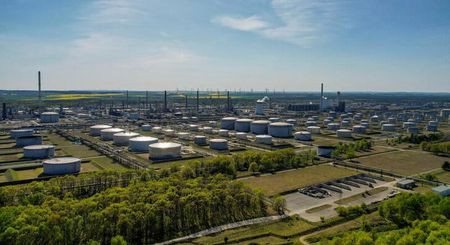 １３日序盤の原油先物は堅調。写真は、ドイツ・シュヴェット／オーデルの原油貯蔵タンク。２０２２年５月９日に撮影。（２０２２年　ロイター／Hannibal Hanschke）