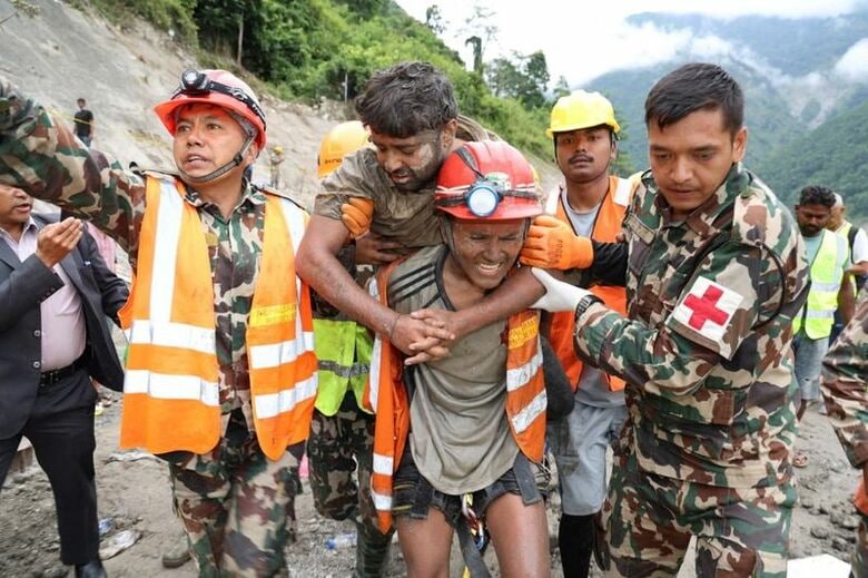9月4日、水力発電用トンネルから救助された男性。ネパールのラスワで撮影。Nepal Army/Handout via REUTERS