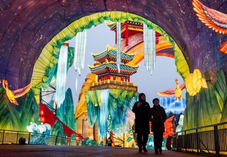 中国電子商取引大手アリババ集団は２日、同社の対話型ＡＩ（人工知能）「通義千問（Ｑｗｅｎ）」の利用者数を増やすための春節（旧正月）期間中のキャンペーンに３０億元（約６７０億円）投じると発表した。写真は中国四川省で旧正月用に飾られたトンネル、先月撮影（２０２６年　ロイター/Maxim Shemetov）