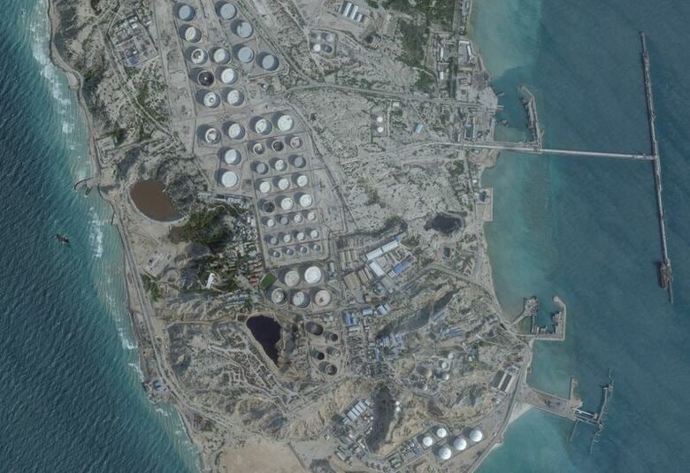 ２月２５日、イランのカーグ島にある石油ターミナルの衛星画像　Planet Labs PBC/Handout via REUTERS
