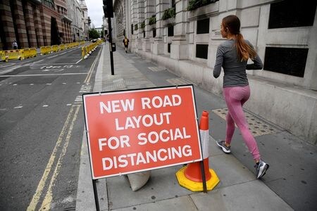 ７月１０日、英国政府はフランスやイタリアを含む約７０カ国・地域からの入国者に対する隔離措置を撤廃した。ロンドンで６月撮影（２０２０年　ロイター/Toby Melville）