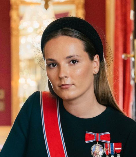 ノルウェーのイングリッド・アレクサンドラ王太女が、王宮で憲法への忠誠を誓う宣誓書に署名する様子 detnorskekongehus instagram