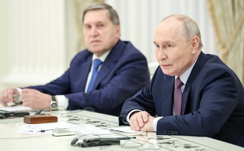 ９月２９日撮影、ロシアのプーチン大統領とウシャコフ大統領補佐官　Sputnik/Evgeny Messman/Pool via REUTERS