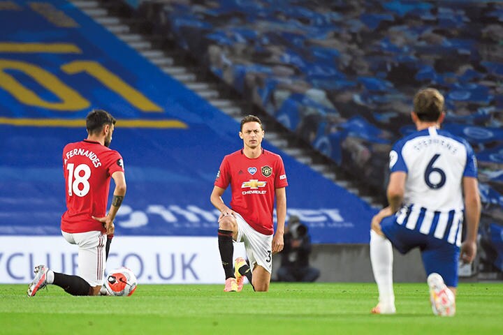 英プレミアリーグ選手は漏れなく抗議活動に加わったが　REUTERS