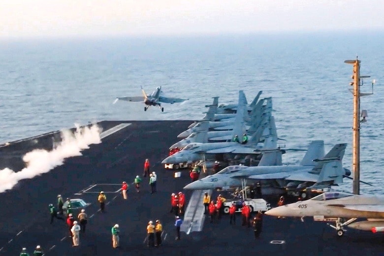 親イランのフーシ派の拠点空爆へ向かう米軍戦闘機　U.S. NAVY-AP/AFLO