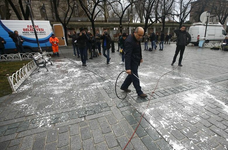 １月１３日、トルコのイスタンブールで観光客１０人が死亡した１２日の自爆攻撃で、警察当局は過激派組織「イスラム国」と関連があるとみられるロシア人３人を拘束した。写真は自爆テロあと。イスタンブールで撮影（２０１６年　ロイター／Osman Orsal）