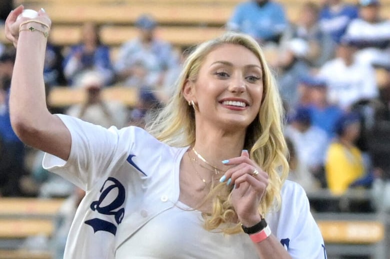 同じくロサンゼルスを本拠地とするドジャースの始球式に登場したキャメロン・ブリンク。この時、大谷とのツーショットが話題に（5月21日、ドジャー・スタジアム）　 Jayne Kamin-Oncea-USA TODAY Sports via Reuters Connect