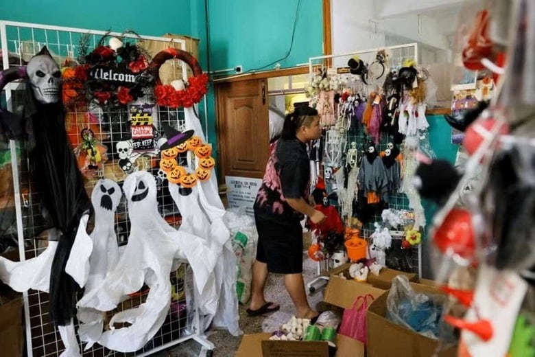 ５月１４日、米国と中国が貿易戦争の「停戦」に合意したことを受け、両国間の通商が回復する期待が高まっているが、中国東部義烏のハロウィーン装飾品メーカーは複雑な思いで状況を注視している。写真は１４日、義烏の工場で製品をチェックするルー・シャオボさん（２０２５年　ロイター/Go Nakamura）