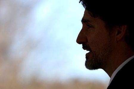 ４月７日、カナダのトルドー首相（写真）はの会見で、新型コロナウイルス対策で必要な医療用品の輸出を制限しないよう引き続き米国に要請する方針を示した。オタワで３月撮影（２０２０年　ロイター/Blair Gable）