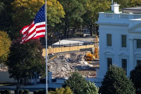 　１０月２５日、 トランプ米大統領（共和党）は今月１５日、首都ワシントンのホワイトハウスにボールルーム（宴会場）を建設する計画に献金してくれる財界人らを前に、不動産で財をなした自身の心を躍らせたプロジェクトの始まりとなった会話を披露した。写真は２３日、解体されるホワイトハウスの東棟（２０２５年　ロイター/ Andrew Leyden）