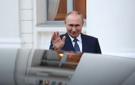 ８月８日、ロシアのプーチン大統領（写真）は西側諸国の制裁により外貨資金を凍結されたロシアの銀行に対し、当該通貨に関する法人顧客向け業務の停止を認める大統領令に署名した。ロシア南部ソチで５日代表撮影（２０２２年　ロイター）