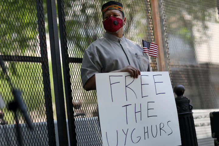 ワシントンで中国のウイグル弾圧に抗議するイスラム教の導師（2020年7月3日）　Leah Millis-REUTERS