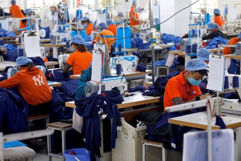 米国と中国が極めて高い関税を互いに停止する合意に達したことで、ベトナムやメキシコなどの製造拠点は米国との間でより有利な取引を結ぶ必要に迫られている。写真は、ベトナムの衣料品輸出工場で働く労働者ら。２０２０年１２月、ベトナムのフンイエン省で撮影（２０２５年　ロイター/Kham）