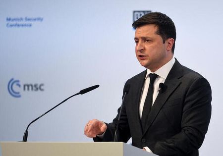　ウクライナ外務省は２３日発表した通達で、自国民にロシアを訪問しないよう呼び掛けるとともに、ロシアに在留する自国民に直ちに出国するよう求めた。写真はウクライナのゼレンスキー大統領（２０２２年　ロイター／Andreas Gebert）