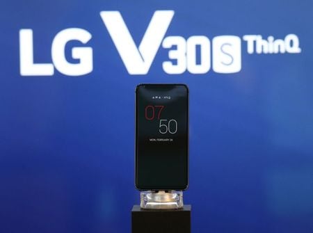 韓国のＬＧディスプレーが発表した２０２０年第４・四半期決算は利益が約３年ぶり高水準を記録、２四半期連続の黒字となった。写真は、同社製品が使用されたLG V 30 S ThinQ。2018年2月26日に撮影。（2021年　ロイター／Sergio Perez）