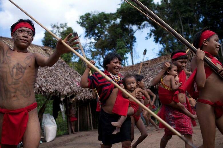 ブラジルの先住民族ヤノマミ族が暮らすアマゾン熱帯雨林の中心部で過去5年間、違法な金の採掘が急増している。写真は取材で訪問した記者に踊りを披露するヤマノミ族。2012年9月、ブラジルから19キロベネズエラ側に入ったアマゾナス州で撮影(2020年　ロイター/Carlos Garcia Rawlins)