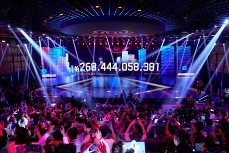 　１１月１２日、中国の電子商取引大手アリババ・グループ<BABA.N>のデータによると、同国でネット通販最大の商戦日とされる１１月１１日の「独身の日」に特によく売れたのは健康補助食品や美容パック、粉ミルクなどで、仏ロレアルやスイスのネスレなどが勝ち組となった。写真は「独身の日の様子。浙江省の杭州で撮影（２０１９年　ロイター／Aly Song）