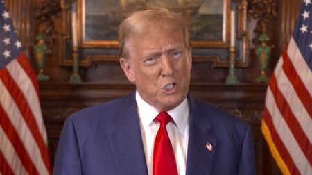 トランプ前大統領は９日、フロリダ州の邸宅「マール・ア・ラーゴ」でキャメロン英外相と夕食を共にし、「北大西洋条約機構（ＮＡＴＯ）加盟国が防衛費の要件を満たす必要性」について協議した。提供写真（２０２４年　ロイター/DONALD J. TRUMP FOR PRESIDENT 2024/Handout via REUTERS）