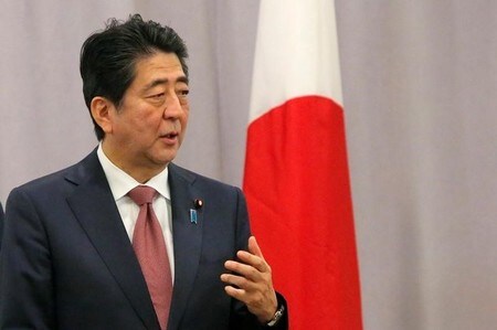 　１１月１７日、安倍首相は（写真）、ニューヨークで次期米大統領に選出されたトランプ氏と会談した後に会見し、「２人でじっくりと胸襟を開いて、率直な話ができた」と述べた。会談後にＮＹ市で撮影（２０１６年　ロイター/Andrew Kelly）