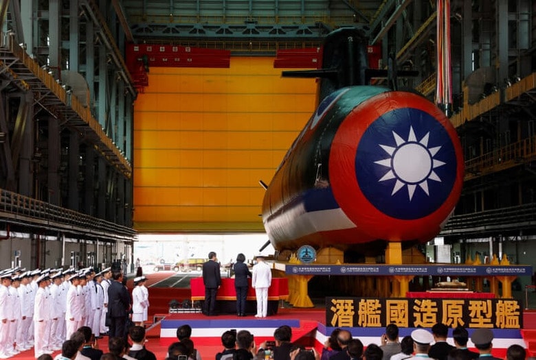 台湾は初の自前潜水艦を公開した。写真は高雄市で行われた進水式で撮影（2023年　ロイター/Carlos Garcia Rawlins）