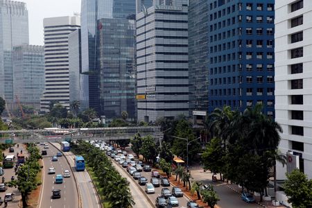 　７月１日、インドネシアのスリ・ムルヤニ・インドラワティ財務相は、２０２２年の財政赤字が７３２兆２０００億ルピア（４８９億４０００万ドル）と、国内総生産（ＧＤＰ）比３．９２％になるとの見通しを示した。写真は２０１７年１０月、ジャカルタで撮影（２０２２年　ロイター/Beawiharta）