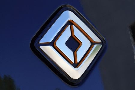 １１月７日、米新興電気自動車（ＥＶ）メーカーのリビアンは第４・四半期に粗利益を計上するとの見通しを据え置いた。写真は同社製ＥＶのロゴ。２０２２年１２月撮影（２０２４年　ロイター/Mike Blake）