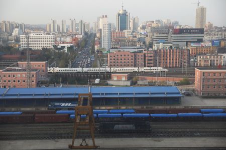 　聯合ニュースによると、北朝鮮と中国遼寧省の丹東市を結ぶ貨物列車の運行が中断した。丹東市では新型コロナウイルスの感染が拡大している。写真は丹東市の鉄道駅。２０２１年４月撮影（２０２２年　ロイター／Tingshu Wang）