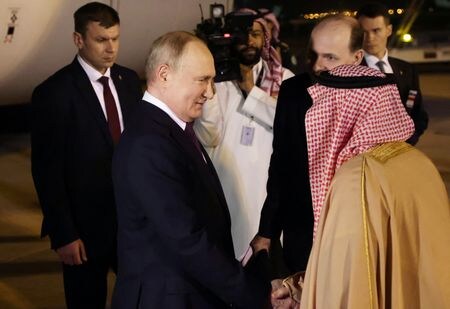 ロシアのプーチン大統領は、サウジアラビアを訪問し、ムハンマド皇太子との会談に臨み、両国の関係は「これまでになく良好」だと述べた。６日、リヤドで撮影（２０２３年　ロイター/Sputnik/Konstantin Zavrazhin/Pool via REUTERS）