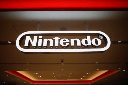 　１１月６日、任天堂の株価が大幅続伸となり、一時６万円台を回復した。午前９時５０分現在、東証１部で売買代金第１位。前日に今期業績見通しを上方修正したことが素直に好感された格好だ。写真は２０１９年１１月、東京で撮影（２０２０年　ロイター/Issei Kato）