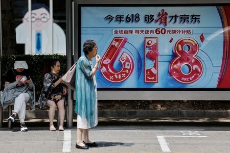 　６月１６日、新型コロナウイルス後で中国最大のネット通販セールとなる今年の「６１８商戦」は、競争が激化し大幅な値引きが行われている。写真は１２日、北京で撮影（２０２３年　ロイター/Tingshu Wang）