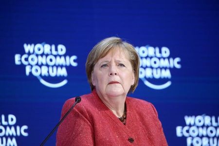 ドイツのメルケル首相は２３日、政府が構築する第５世代（５Ｇ）移動通信システムの参入業者選定について、多様化こそ安全性を確保する上で重要とした上で、１社を完全に排除するのは逆効果という考えを示した（２０２０年　ロイター/DENIS BALIBOUSE）
