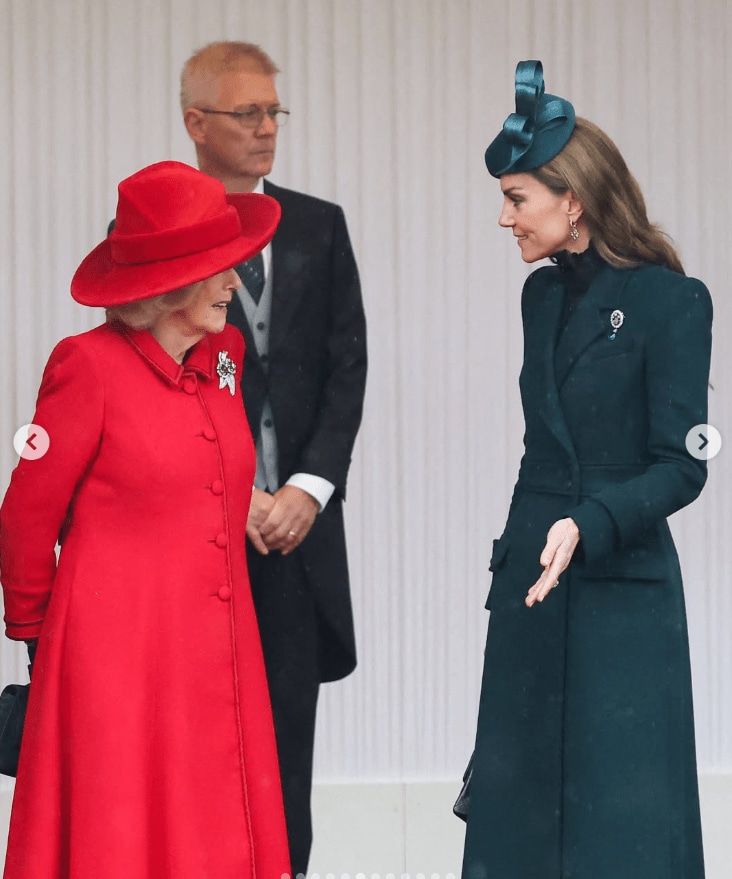 オマーン国王の英国公式訪問に際し、鮮やかな赤の装いで登場したカミラ王妃（左）と、深緑のコートドレスをまとったキャサリン妃。両者の衣装はオマーン国旗の色を意識したものとみられる　theroyalfamily instagram