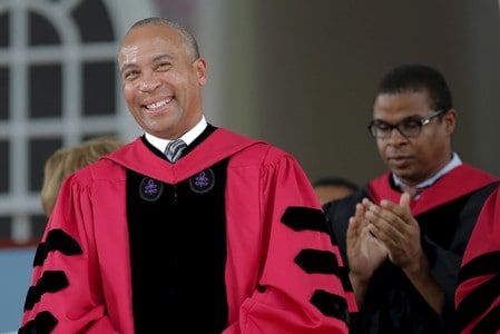 米マサチューセッツ州のデュバル・パトリック前知事（左）が２０２０年米大統領選の民主党候補指名争いに出馬する意向を関係者に伝えたと、米紙ウォール・ストリート・ジャーナルが１３日報じた。マサチューセッツ州ケンブリッジで２０１５年５月撮影（２０１９年　ロイター/BRIAN SNYDER）