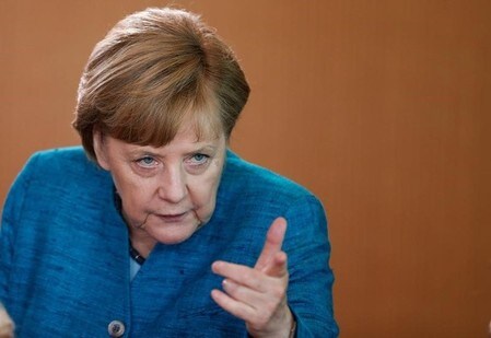 　５月２２日、ドイツのメルケル首相（写真）はフランスの大統領に就任したマクロン氏について、フランスの失業問題に取り組むよう期待しており、ドイツはマクロン大統領が成功するよう支援する必要があるとの考えを示した。１７日撮影（２０１７年　ロイター/Hannibal Hanschke）
