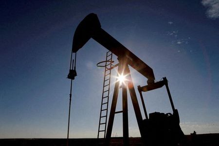 石油輸出国機構（ＯＰＥＣ）と非加盟産油国で構成する「ＯＰＥＣプラス」の合同専門委員会（ＪＴＣ）は、２０２２年の供給過剰見通しを従来の日量１４０万バレルから同１３０万バレルに引き下げた。２０１９年１１月撮影（２０２２年　ロイター/Angus Mordant）